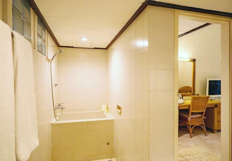 Bathroom 12