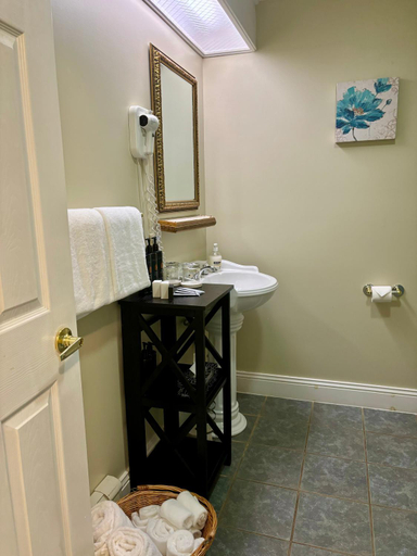 Bathroom 3, Inn on the Harbour, Queens