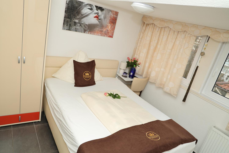 Bedroom 2, Hotel Royal, Lippe