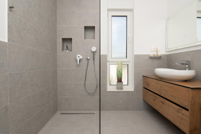Bathroom 3, Adriatic Garden Apartments, Okrug