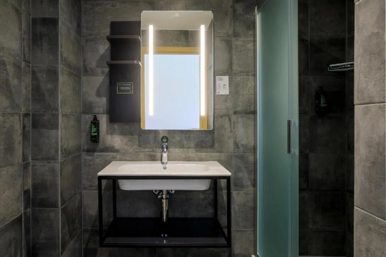 Bathroom 4, B&B HOTEL Catania City Center, Catania
