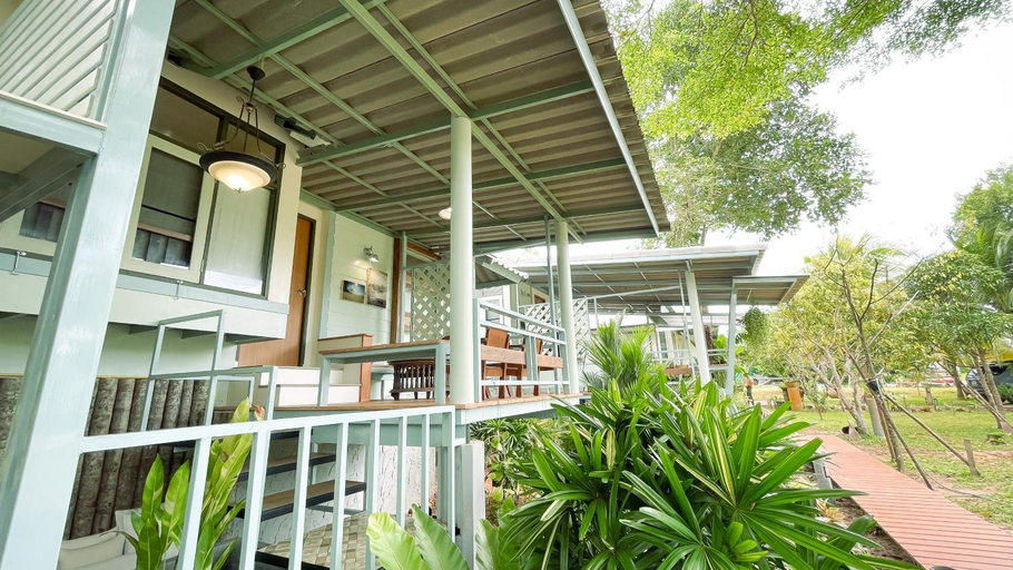 Exterior 11