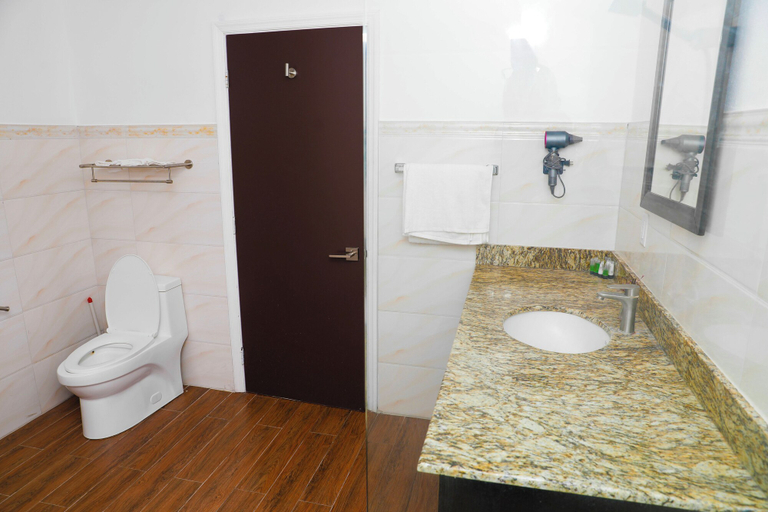 Bathroom 4, Kings Pavilion Suites Hotel