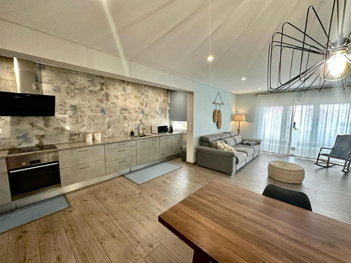 Others 5, Beach Retreat, Torres Vedras