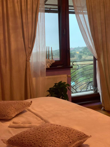 Others 5, Casa din Deal, Rosia
