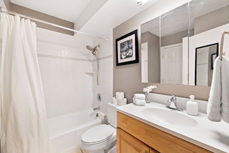 Bathroom 3, Ilikai Marina 1Bedroom, Honolulu