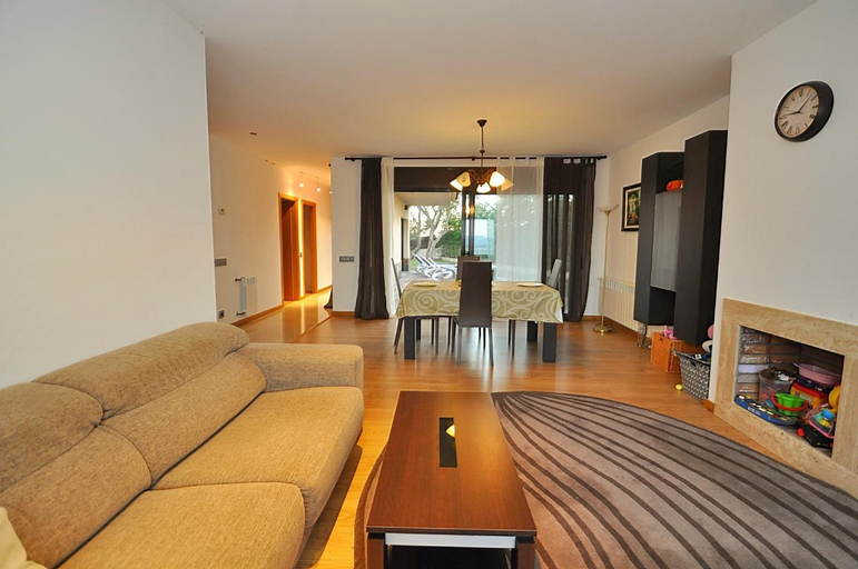Others 2, Villa Roselles, Girona