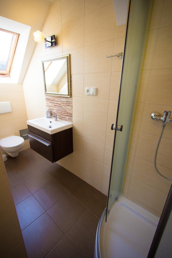Bathroom 2, Willa Karmazyn, Kamień