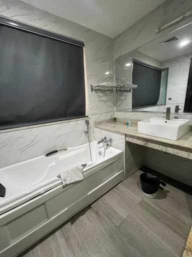 Bathroom 3, Sapphire Hotel and Apartments, Obafemi-Owode