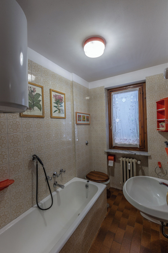 Bathroom, Welcoming 3BR Flat with parking in Verrand, Aosta