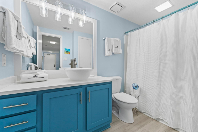 Bathroom 4, Shoalwater 1005, Baldwin