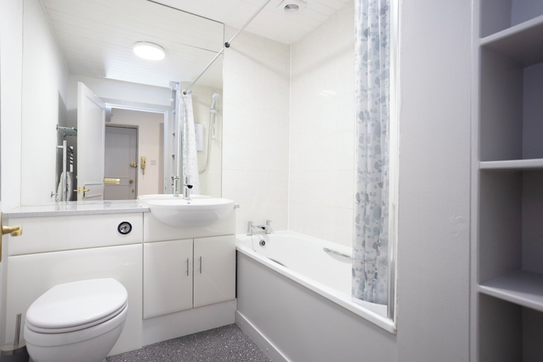 Bathroom, JOIVY Elegant New Town Flat, Edinburgh