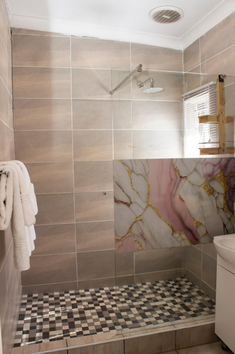 Bathroom 3, Neapolitan Guesthouse, Ekurhuleni