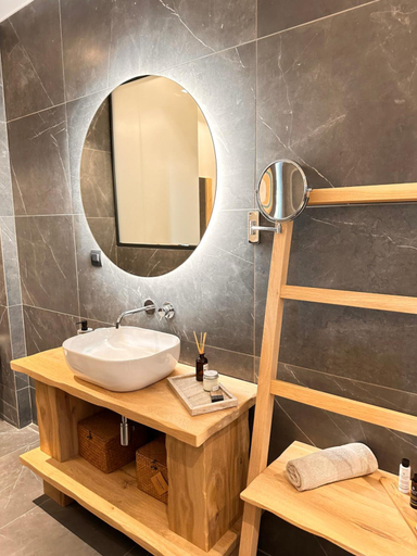 Bathroom 2, Muses, West Greece