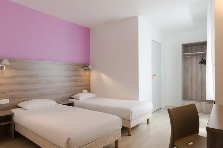 Bedroom 3, Hôtel Nevers Centre Gare, Nièvre