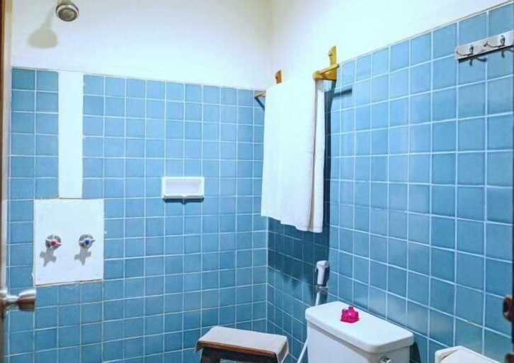Bathroom 16