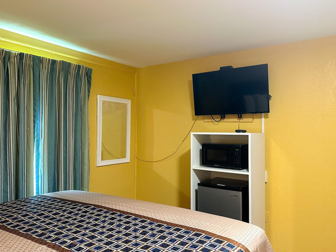 Bedroom 2, Park Motel, Lee
