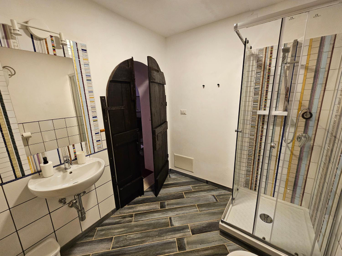 Bathroom 4, Quattro Olive, Latina