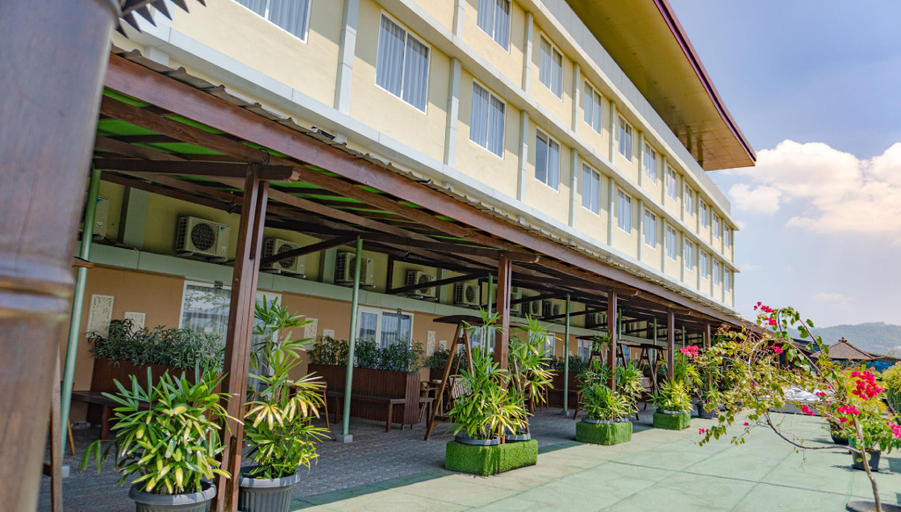 Exterior 12