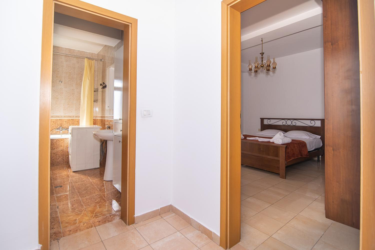 Others 3, Vintage Blloku Apartment, Tiranës