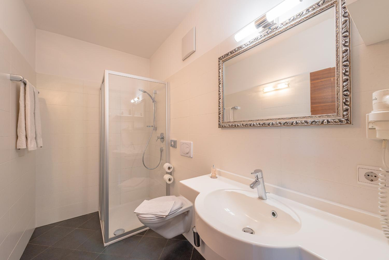 Bathroom 5, Sandhof Ferienwohnungen, Bolzano
