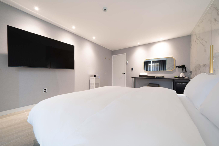 Bedroom 13