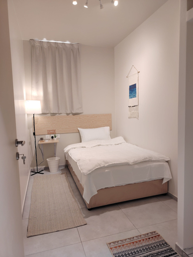 Bedroom 5, Five Hours