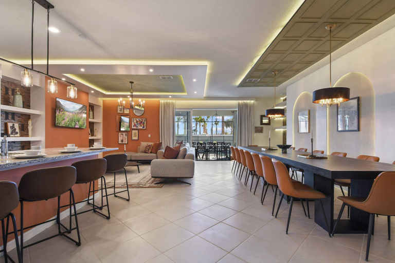 Food & Drinks 5, Luxurious Windsor Cay Retreat With Theater & Pool, Lake