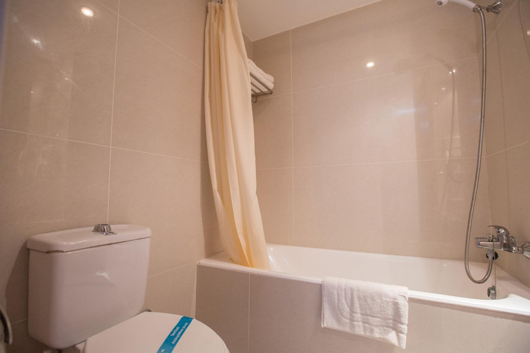 Bathroom 5, Tsokkos Gardens Hotel