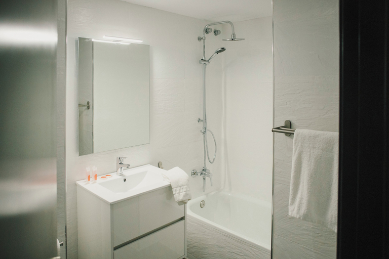 Bathroom 4, BBarcelona Central Boutique Apartments, Barcelona