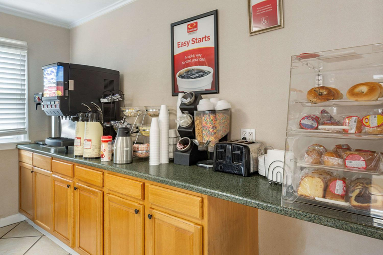 Food & Drinks 4, Econo Lodge Sturbridge Route 20, Worcester