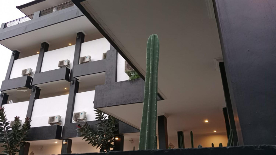 Exterior 8
