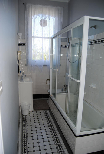 Bathroom 3, Airlie House Motor Inn, Upper Hunter Shire