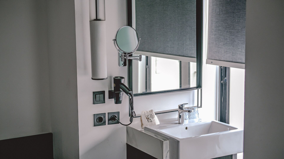 Bathroom 16