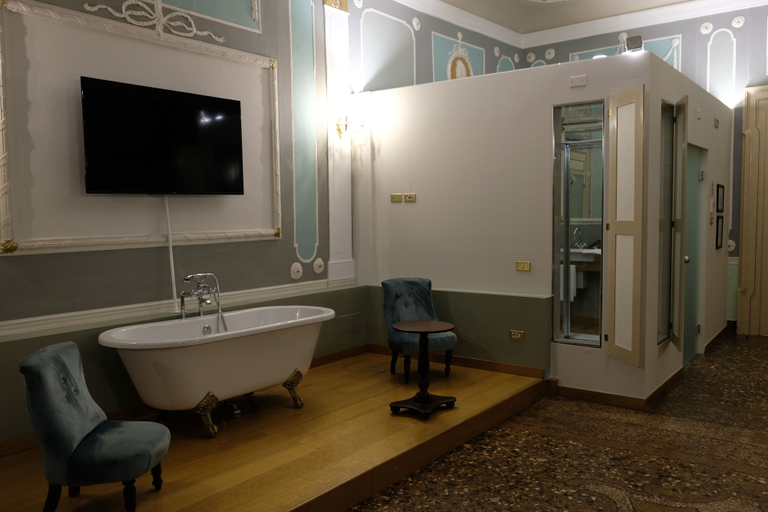 Bathroom 18
