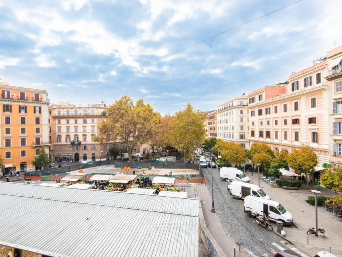 Exterior & Views 2, RSH San Cosimato Luxury Bright Apartment, Roma