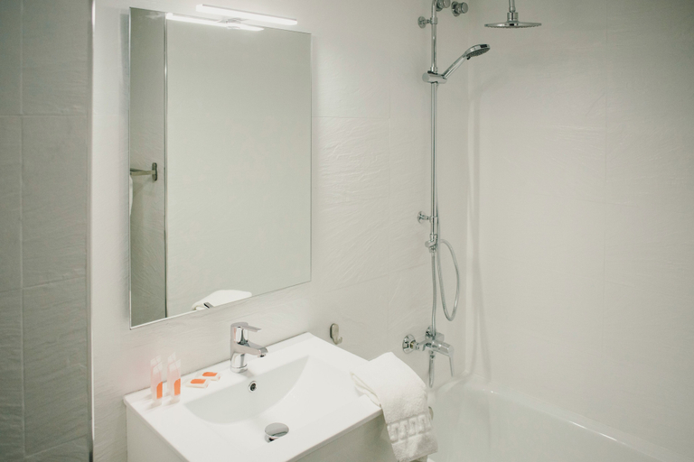 Bathroom 4, BBarcelona Central Boutique Apartments, Barcelona