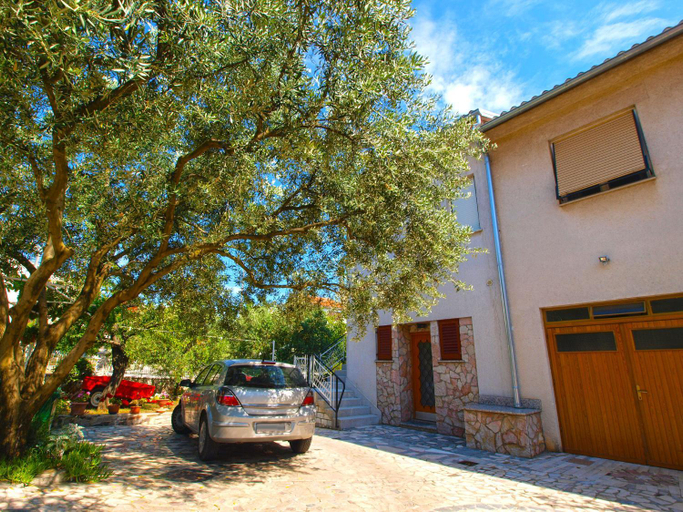 Others 4, Apartment 613, Pula