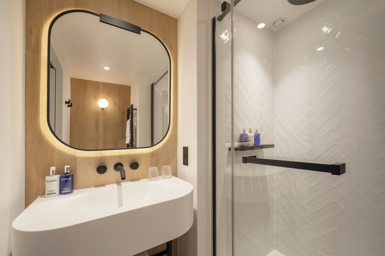 Bathroom 5, Dorsett Canary Wharf London, London