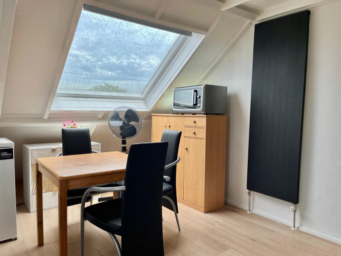 Others 3, Zolderstudio dichtbij Goffert met eigen badkamer en WC, eigen keuken, eigen ingang, Nijmegen