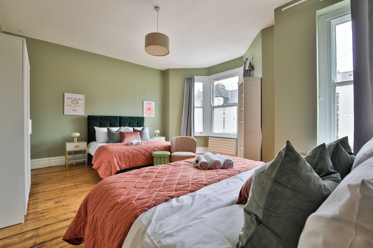 Bedroom 2, 4 Bed House with Pool Table & Parking, Cardiff