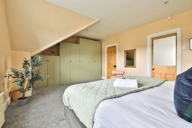 Bedroom 2, 4 Bed House with Pool Table & Parking, Cardiff