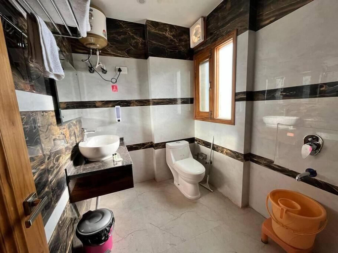 Bathroom 4, Hotel Hadley Inn, Solan