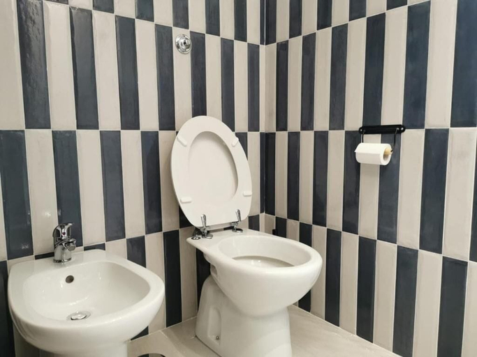 Bathroom 3, Casa Elsa, Napoli