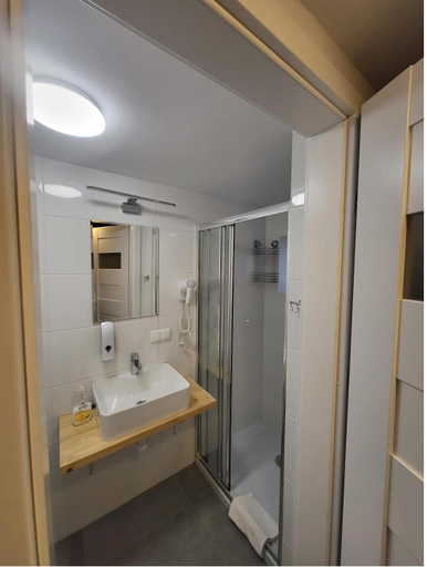 Bathroom 3, Dom Wczasowo Rekreacyjny Zgoda, Jelenia Góra