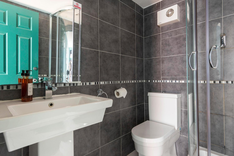Bathroom 4, West Beach Hotel, Brighton and Hove