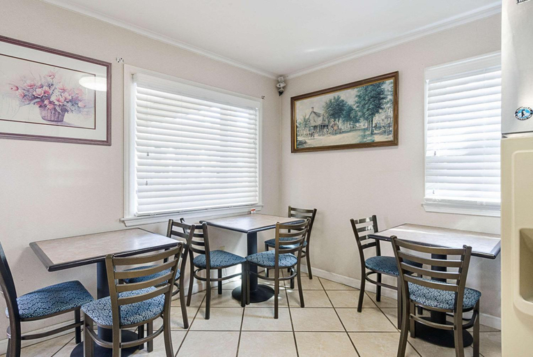 Food & Drinks 5, Econo Lodge Sturbridge Route 20, Worcester