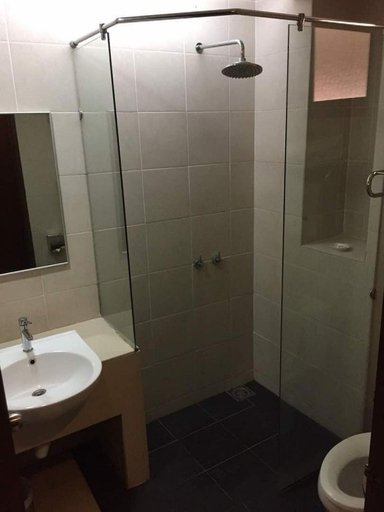 Bathroom 16