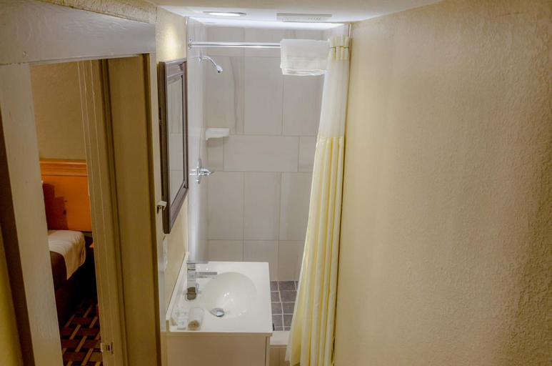 Bathroom 2, Relax Inn - Bryson City, Swain