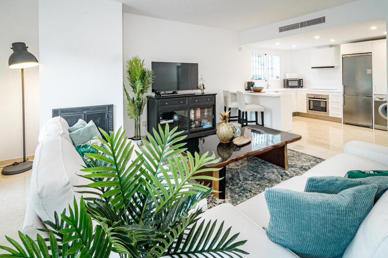 Others 2, Charming and Modern 3-Bedroom Duplex in Aloha Pueblo with Mountain Views, Málaga